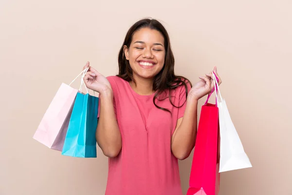 Ung Colombiansk Flicka Med Shoppingväska Över Isolerad Bakgrund Med Shoppingväskor — Stockfoto