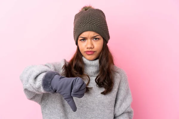 Ung Colombiansk Flicka Med Vinter Hatt Över Isolerad Rosa Vägg — Stockfoto