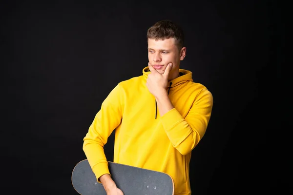 Bonito Jovem Skatista Homem Sobre Isolado Parede Preta — Fotografia de Stock