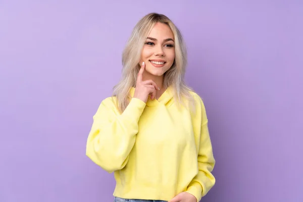 Menina Adolescente Vestindo Uma Camisola Amarela Sobre Fundo Roxo Isolado — Fotografia de Stock