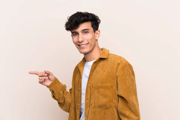 Ung Argentinsk Man Över Isolerad Bakgrund Pekar Finger Sidan — Stockfoto