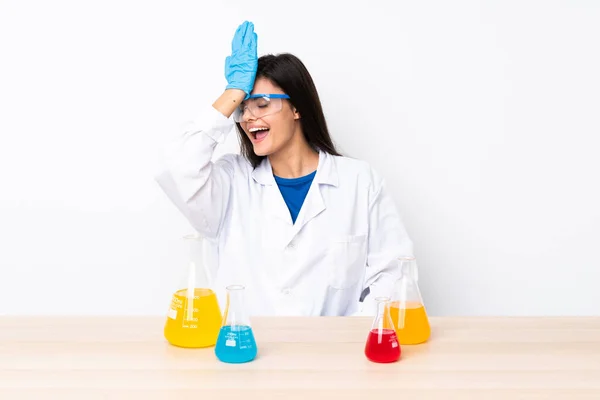 Joven Mujer Científica Una Mesa Dado Cuenta Algo Intención Solución — Foto de Stock