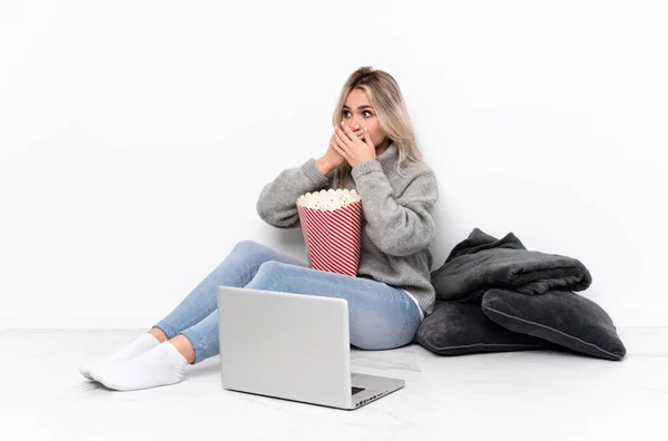 Adolescente Ragazza Bionda Mangiare Popcorn Mentre Guarda Film Sul Computer — Foto Stock