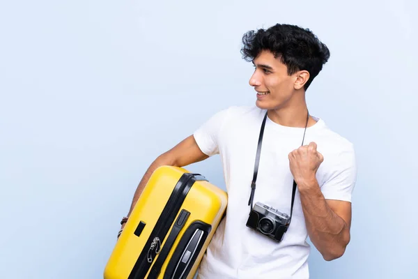 Ung Argentinsk Resenär Man Över Isolerad Blå Bakgrund Firar Seger — Stockfoto
