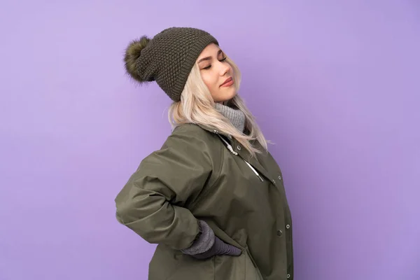 Menina Loira Adolescente Com Chapéu Inverno Sobre Fundo Roxo Isolado — Fotografia de Stock