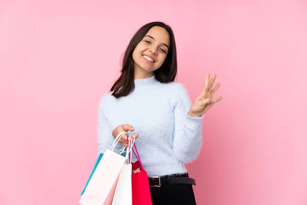 Ung Kvinna Med Shoppingväska Över Isolerad Rosa Bakgrund Glad Och — Stockfoto