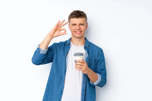 Νεαρός Όμορφος Άντρας Πάνω Από Απομονωμένο Λευκό Φόντο Κρατώντας Καφέ — Φωτογραφία Αρχείου