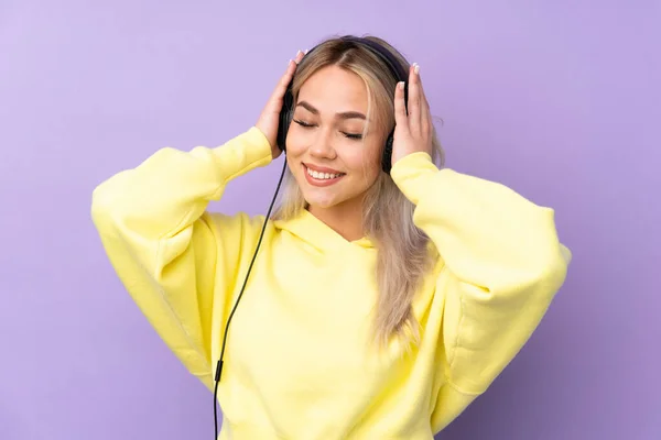 Adolescente Chica Sobre Aislado Púrpura Fondo Escuchar Música — Foto de Stock