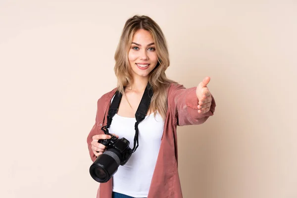 Joven Fotógrafa Sobre Fondo Aislado Presentando Invitando Venir Con Mano —  Fotos de Stock