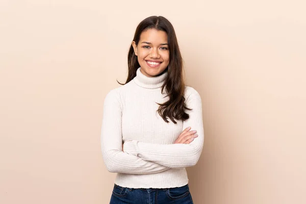 Joven Colombiana Sobre Fondo Aislado Manteniendo Los Brazos Cruzados Posición — Foto de Stock