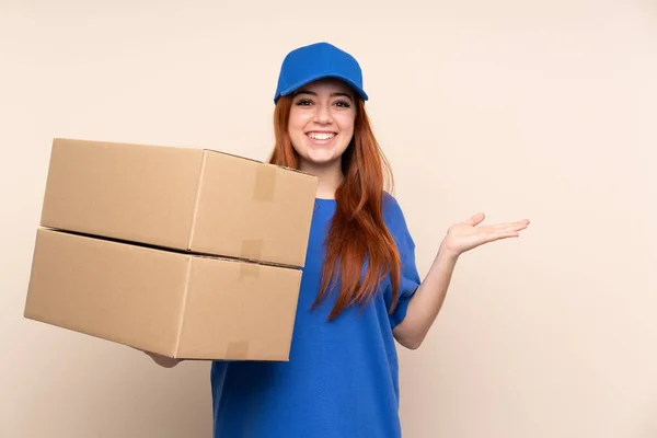 Young Teenager Delivery Girl Isolated Background Holding Copyspace Imaginary Palm — Stock Photo, Image