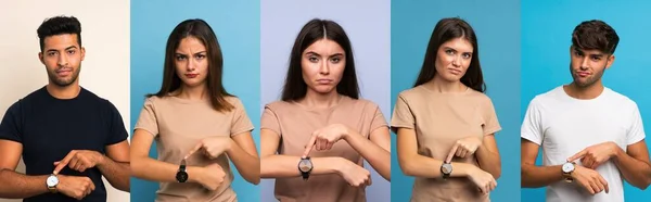 Personen Auf Blauem Hintergrund Zeigen Die Uhr Mit Ernstem Gesichtsausdruck — Stockfoto