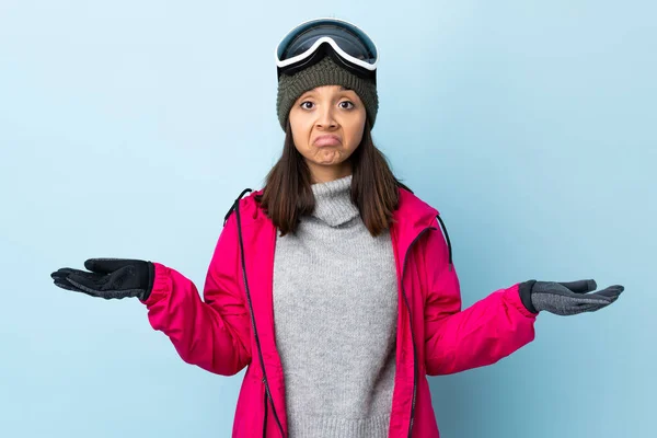 Mieszane Wyścig Narciarz Dziewczyna Okularów Snowboardowych Odizolowanym Tle Niebieskim Mając — Zdjęcie stockowe