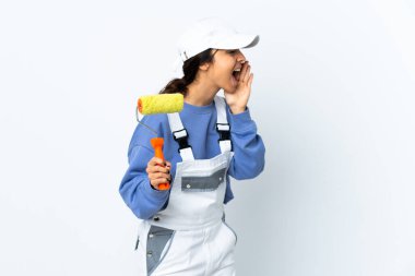 Ressam kadın izole edilmiş beyaz arka planda ağzı açık bağırıyor.