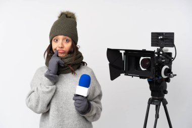 Elinde mikrofon olan gazeteci kadın, izole edilmiş beyaz arka plan üzerinden haberleri sunuyor ve ön tarafa bakıyor.