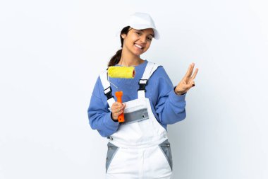 Ressam kadın izole edilmiş beyaz arka plan mutlu ve parmaklarıyla üçe kadar sayıyor.
