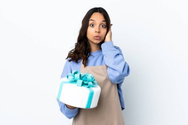 Pasta şefi, izole edilmiş beyaz arka planda büyük bir pasta tutuyor.