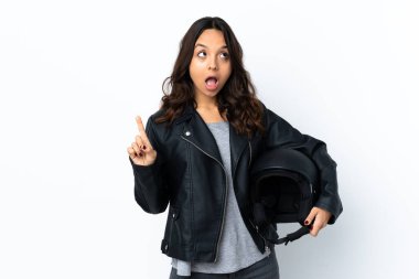 İzole edilmiş beyaz arka plan üzerinde motosiklet kaskı tutan genç bir kadın, bir fikrin parmağı yukarı kaldırdığını düşünüyor.