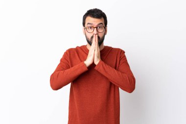 İzole edilmiş beyaz bir geçmişi olan beyaz sakallı beyaz yakışıklı bir adam avuç içlerini bir arada tutuyor. İnsan bir şey ister.