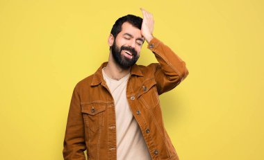 Sakallı yakışıklı bir adam bir şey fark etti ve çözüme niyetlendi.