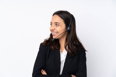 Genç pazarlamacı kadın beyaz arka planda izole edilmiş mutlu ve gülümsüyor.