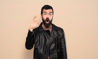 Sakallı yakışıklı adam şaşırdı ve işaret veriyor.