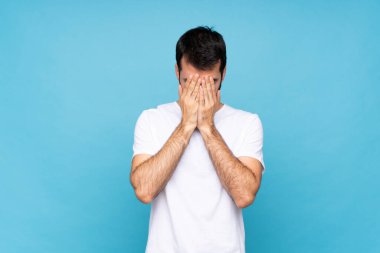 Sakallı, soyutlanmış, mavi bir geçmişi olan, yorgun ve hasta bir yüzü olan genç adam.