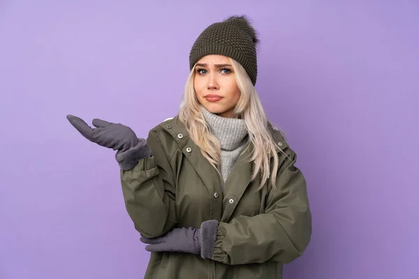 Menina Loira Adolescente Com Chapéu Inverno Sobre Fundo Roxo Isolado — Fotografia de Stock