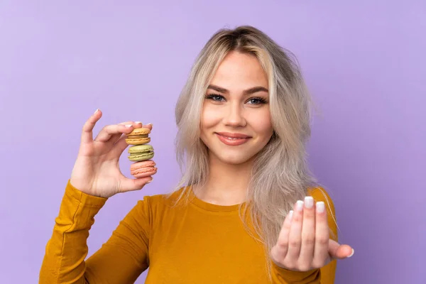Menina Adolescente Sobre Fundo Roxo Isolado Segurando Macarons Franceses Coloridos — Fotografia de Stock