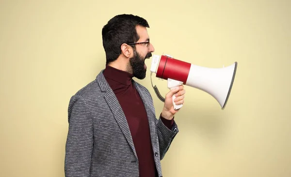 Knappe Man Met Bril Schreeuwend Door Een Megafoon — Stockfoto