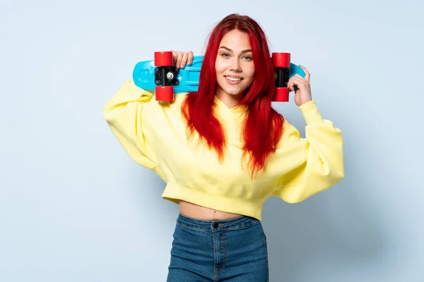 Adolescente Menina Cabelo Vermelho Isolado Fundo Azul Com Skate — Fotografia de Stock