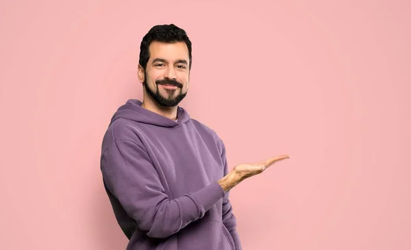 Bonito Homem Com Camisola Apresentando Uma Ideia Enquanto Olha Sorrindo — Fotografia de Stock