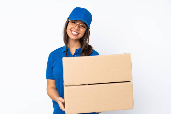 Молодая брюнетка на изолированном белом фоне в очках и улыбаясь
