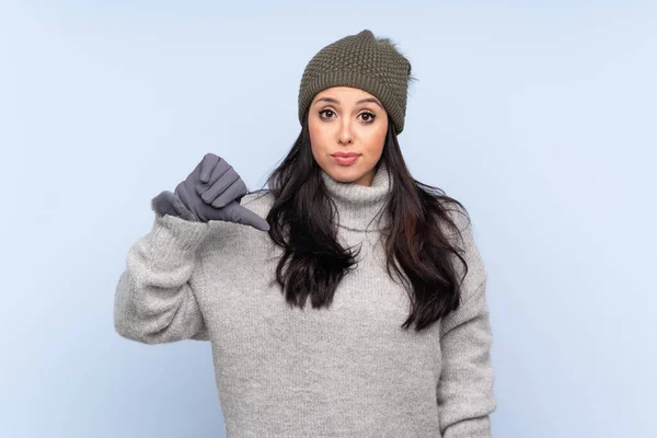 Menina Colombiana Com Chapéu Inverno Sobre Fundo Azul Isolado Mostrando — Fotografia de Stock