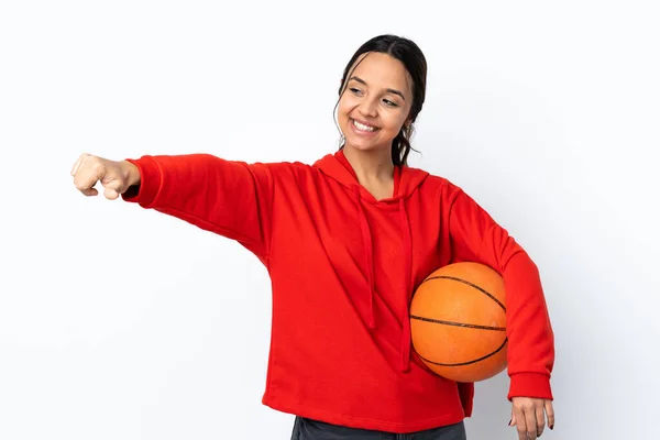 年轻女子在与世隔绝的白人背景下打篮球 伸出大拇指做手势 — 图库照片