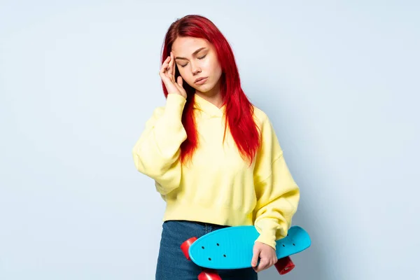 Adolescente Skatista Menina Isolada Fundo Branco Com Dor Cabeça — Fotografia de Stock