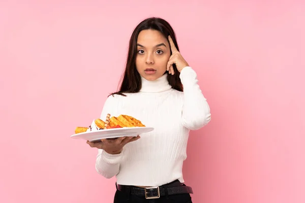 Young Brunette Woman Holding Waffles Isolated Pink Background Thinking Idea — Stock Photo, Image