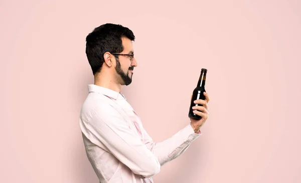 Knappe Man Met Baard Drinken Bier Geïsoleerde Roze Achtergrond — Stockfoto