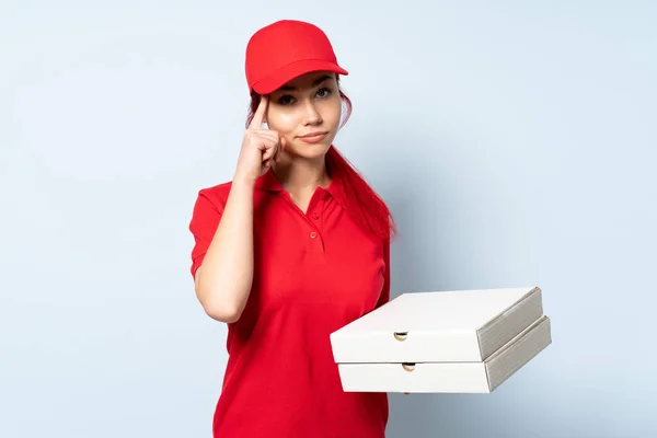 Pizza Entrega Menina Segurando Uma Pizza Sobre Fundo Isolado Pensando — Fotografia de Stock