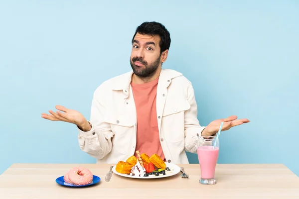 Mann Tisch Mit Frühstückswaffeln Und Milchshake Während Die Hände Hebt — Stockfoto