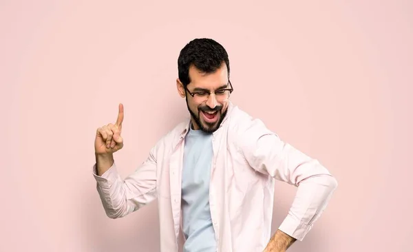 Bello Uomo Con Barba Che Tiene Una Radio Sfondo Rosa — Foto Stock