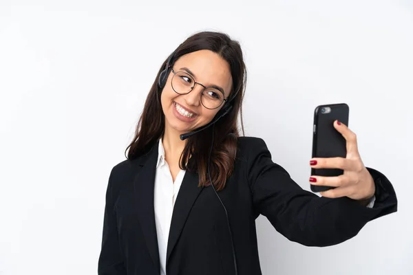 Νεαρή Γυναίκα Telemarketer Απομονωμένη Λευκό Φόντο Κάνοντας Μια Selfie — Φωτογραφία Αρχείου