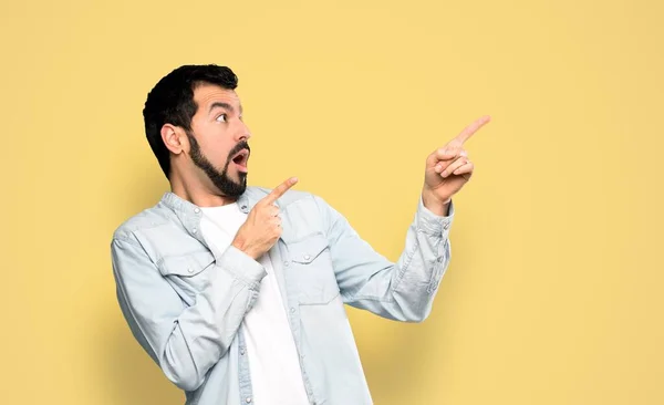 Hombre Guapo Con Barba Apuntando Hacia Fondo Amarillo Aislado — Foto de Stock