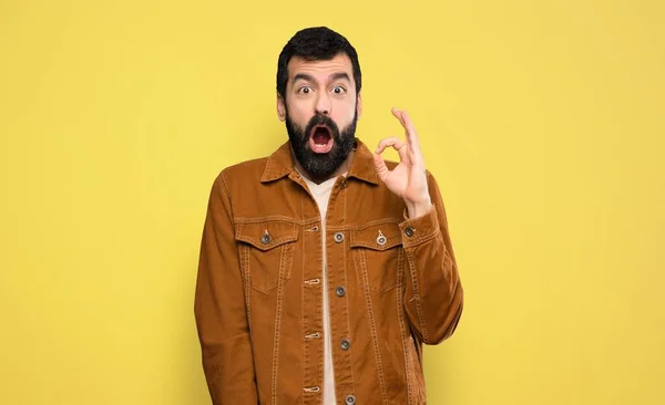 Hombre Guapo Con Barba Sorprendido Mostrando Señal — Foto de Stock