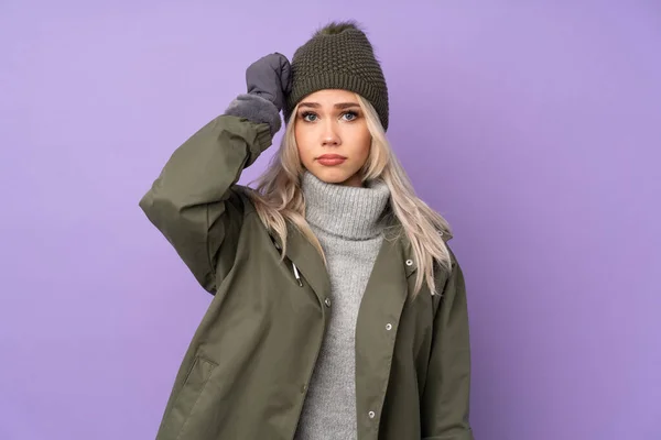 Ragazza Bionda Adolescente Con Cappello Invernale Sfondo Viola Isolato Con — Foto Stock