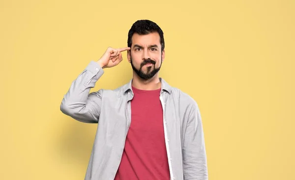 Bonito Homem Com Barba Fazendo Gesto Loucura Colocando Dedo Cabeça — Fotografia de Stock