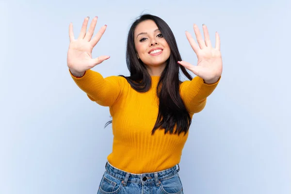 Jong Colombiaans Meisje Geïsoleerde Blauwe Achtergrond Tellen Tien Met Vingers — Stockfoto