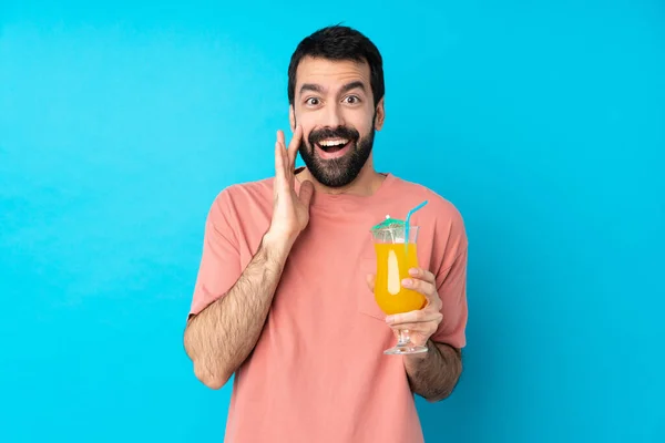 Jeune Homme Tenant Cocktail Sur Fond Bleu Isolé Avec Une — Photo