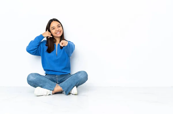 Jonge Gemengde Ras Vrouw Zit Vloer Geïsoleerd Witte Achtergrond Maken — Stockfoto