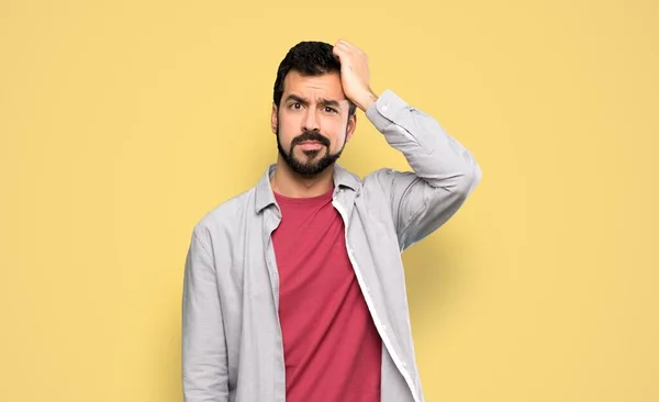 Hombre Guapo Con Barba Con Una Expresión Frustración Comprensión Sobre —  Fotos de Stock